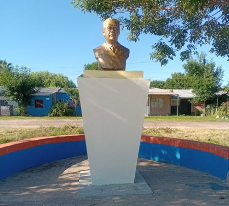 Restauración del busto de Raúl Alfonsín